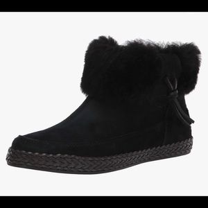 UGG Elowen 1113593 Black Suede Ankle Boots Bootie Women’s Size 5.